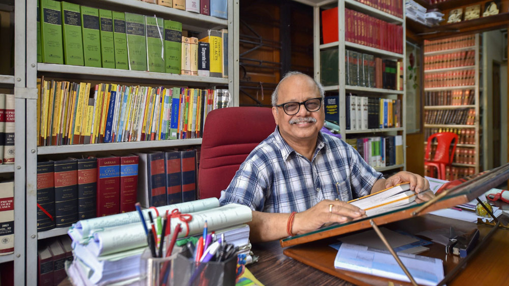 ലോക്പാലിന്റെ ആദ്യ അധ്യക്ഷന് ആരാണ് എ) ജസ്റ്റിസ് എ എം ഖാന്വില്ക്കര് ബി) ജസ്റ്റിസ് പിനാകി ചന്ദ്രഘോഷ് സി) ജസ്റ്റിസ് സഞ്ചയ് യാദവ് ഡി) ജസ്റ്റിസ് സിറിയക് ജോസഫ് അനുബന്ധ വിവരങ്ങള് 1. ലോകത്ത് ആദ്യമായി ഓംബുഡ്സ്മാന് സംവിധാനം നിലവില് വന്ന രാജ്യം സ്വീഡന് (1809) ആണ്. 2. കോണ്ഗ്രസിന്റെ നേതൃത്വത്തിലുള്ള യുപിഎ സര്ക്കാര് ലോക്പാല് ബില് ലോകസഭയില് അവതരിപ്പിച്ചത് എന്നാണ് 2011 ഡിസംബര് 22-ന് ആണ്. 3. ലോക്പാല് ബില് രാജ്യസഭ പാസാക്കിയത് 2013 ഡിസംബര് 17നും ലോകസഭ പാസാക്കിയത് 2013 ഡിസംബര് 18നും ബില്ലില് രാഷ്ട്രപതി ഒപ്പുവച്ചത് 2014 ജനുവരി 1-നും ആണ്. 4. ലോക്പാല് ആന്ഡ് ലോകായുക്താസ് ആക്ട് 2013 നിലവില് വന്നത് 2014 ജനുവരി 16-ന് ആണ്. 5. ലോക്പാല് ആന്ഡ് ലോകായുക്താസ് ആക്ട് 2013 ല് ഒപ്പുവച്ച രാഷ്ട്രപതി പ്രണബ് കുമാര് മുഖര്ജി ആണ്. 6. ലോക്പാല് സ്ഥാപിതമായത് 2019 മാര്ച്ച് 19ന് ആണ്. 7. ആദ്യ ലോക്പാലിനെ നിയമിച്ച രാഷ്ട്രപതി രാംനാഥ് കോവിന്ദ് ആണ്. 8. ലോക്പാല് എന്ന പദത്തിന്റെ ഉപജ്ഞാതാവ് എല് എം സിങ്വി ആണ്. 9. കേന്ദ്ര സര്ക്കാരിലും അനുബന്ധ സംവിധാനങ്ങളിലുമുള്ള അഴിമതി ആരോപണങ്ങള് അന്വേഷിക്കാന് ചുമതലപ്പെട്ട സംവിധാനം ലോക്പാല് ആണ്. 10. ലോക്പാലിന്റെ ആസ്ഥാനം ന്യൂഡല്ഹി ആണ്. ലോക്പാലിന്റെ ആദ്യ അധ്യക്ഷന് ആരാണ് ഉത്തരം ബി) ജസ്റ്റിക് പിനാകി ചന്ദ്രഘോഷ് റാങ്ക് മേക്കിങ് പോയിന്റ്: ലോക്പാലും ലോകായുക്തയും രൂപവല്ക്കരിക്കാന് നിര്ദ്ദേശിച്ച് മൊറാര്ജി ദേശായി അധ്യക്ഷനായ ഒന്നാം ഭരണപരിഷ്കരണ കമ്മീഷന് പ്രധാനമന്ത്രി ഇന്ദിരാഗാന്ധിക്ക് റിപ്പോര്ട്ട് നല്കിയത് 1966 ഒക്ടോബര് 20-ന് ആണ്. kozhikode psc office, kozhikode psc office contact number, kozhikode psc office location, kozhikode psc coaching, kozhikode psc exam, kozhikode sl psc